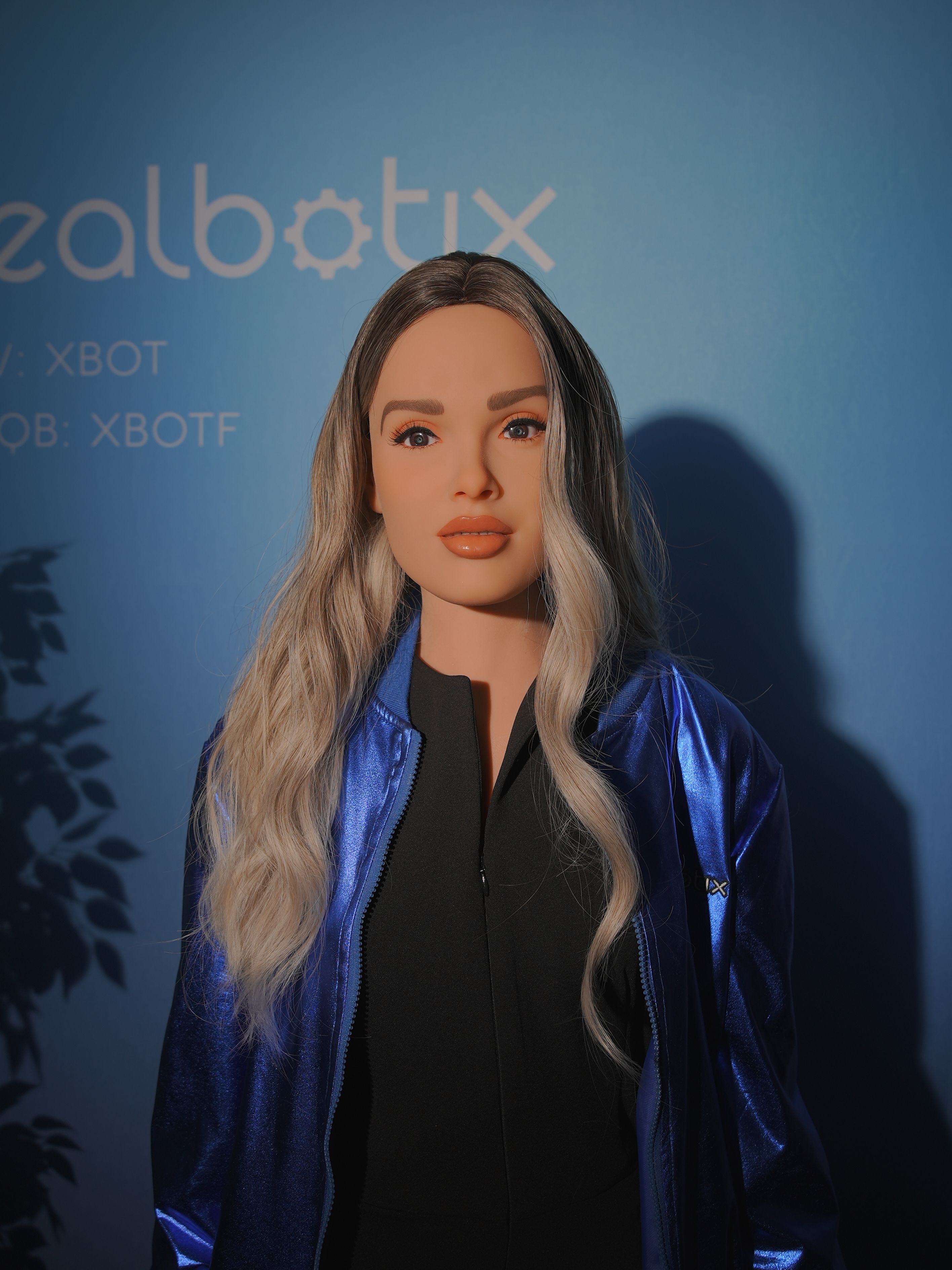 Påklædt robot fra Realbotix’ Echo-præsentation. Personaens navn er ikke verificeret. Producentfoto: Realbotix.